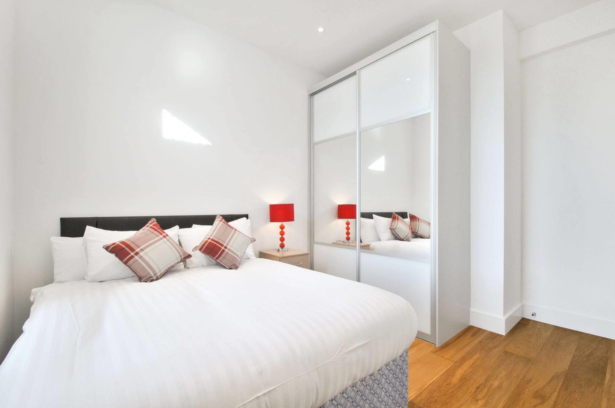 Апартаменты Access West Kensington Лондон Экстерьер фото