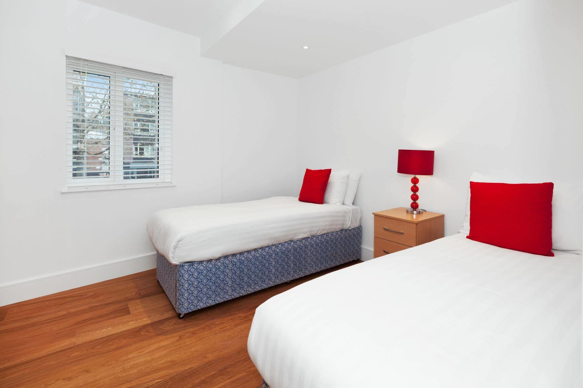 Апартаменты Access West Kensington Лондон Экстерьер фото
