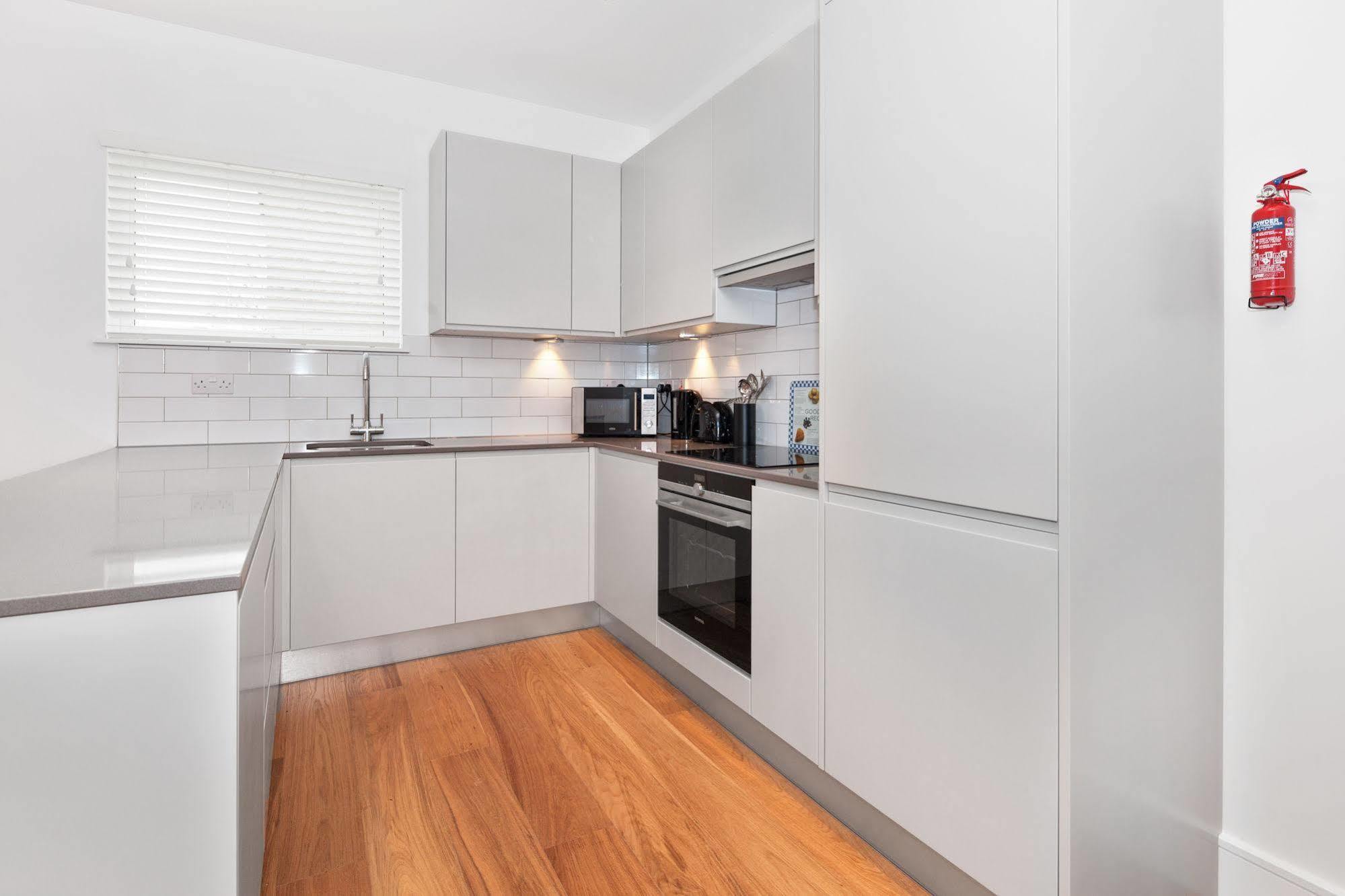 Апартаменты Access West Kensington Лондон Экстерьер фото