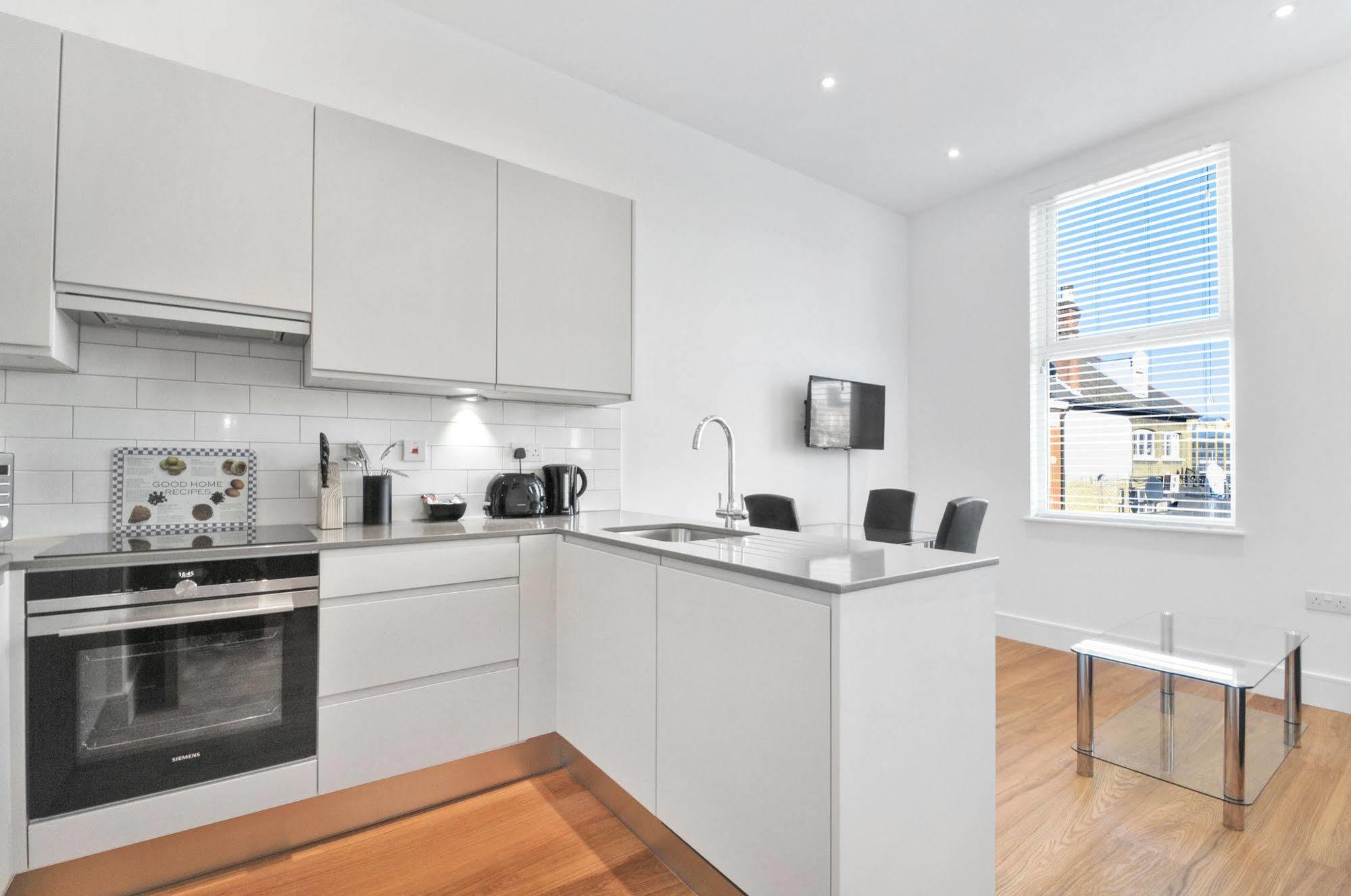 Апартаменты Access West Kensington Лондон Экстерьер фото