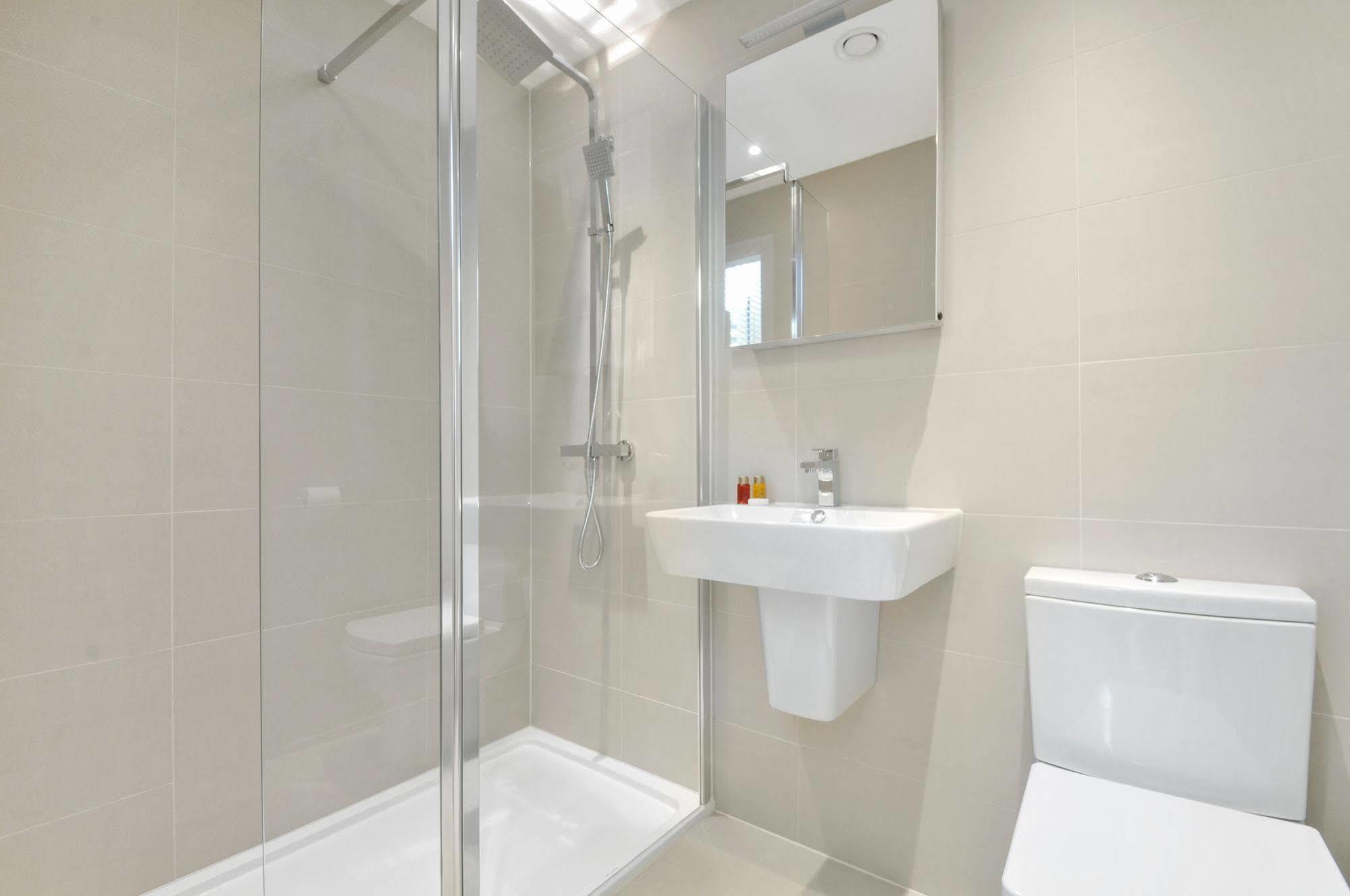 Апартаменты Access West Kensington Лондон Экстерьер фото
